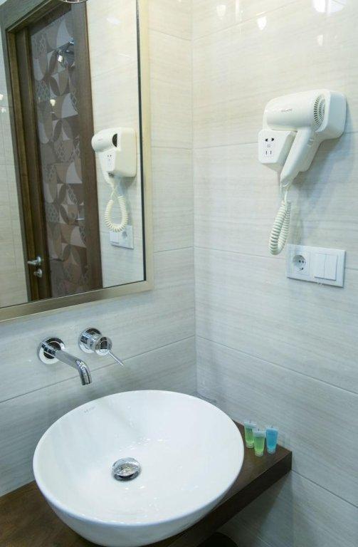 R&R Hotel Єреван Екстер'єр фото
