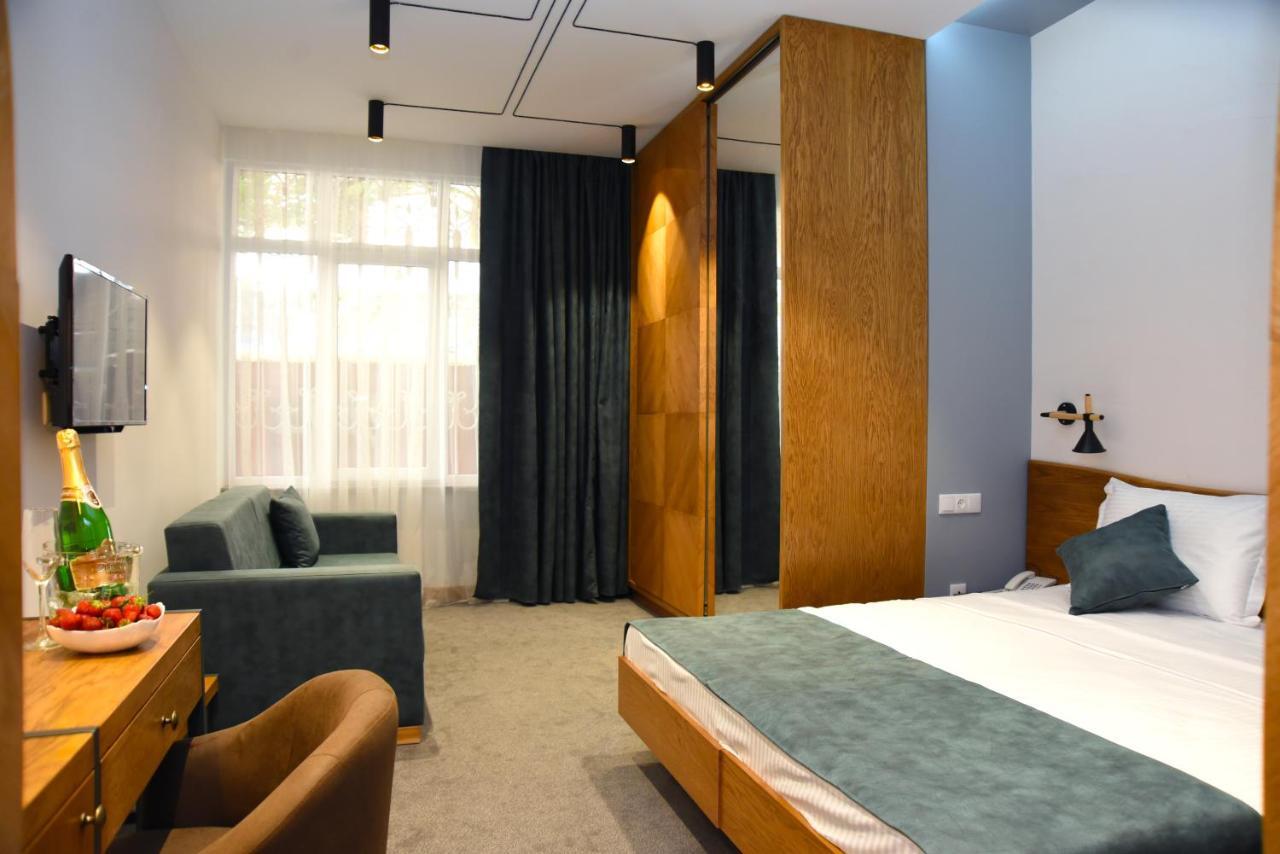 R&R Hotel Єреван Екстер'єр фото